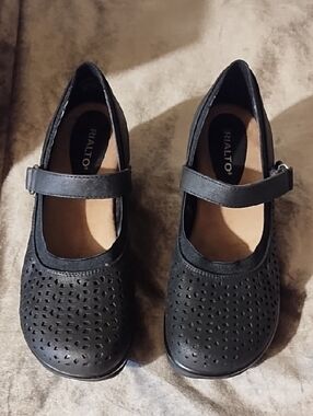 Rialto Black Perforated Mary Jane  Dress Shoes Women Size 7.
